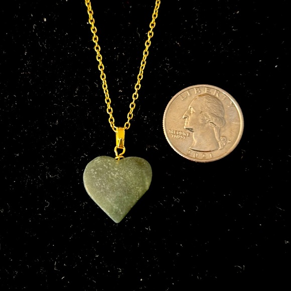 Green stone heart necklace with 18” gold toned chain - Picture 2 of 4